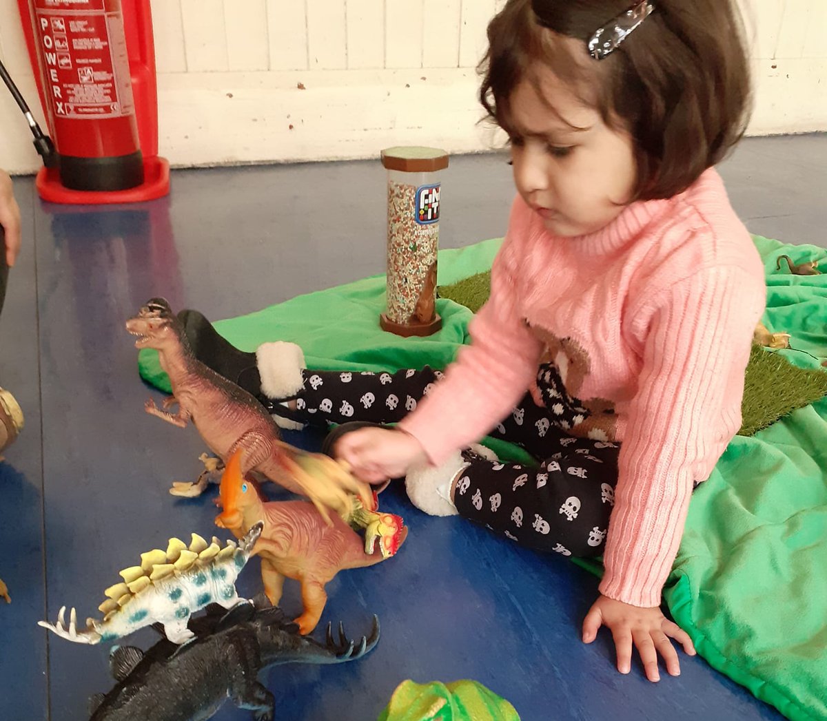 earlyyearsscot's tweet image. The children and families at our Stay Play &amp;amp; Learn at Govanhill in Glasgow have been problem solving with jigsaws, and  developing our physical skills using tunnels and taking part in action songs and games #playandlearning