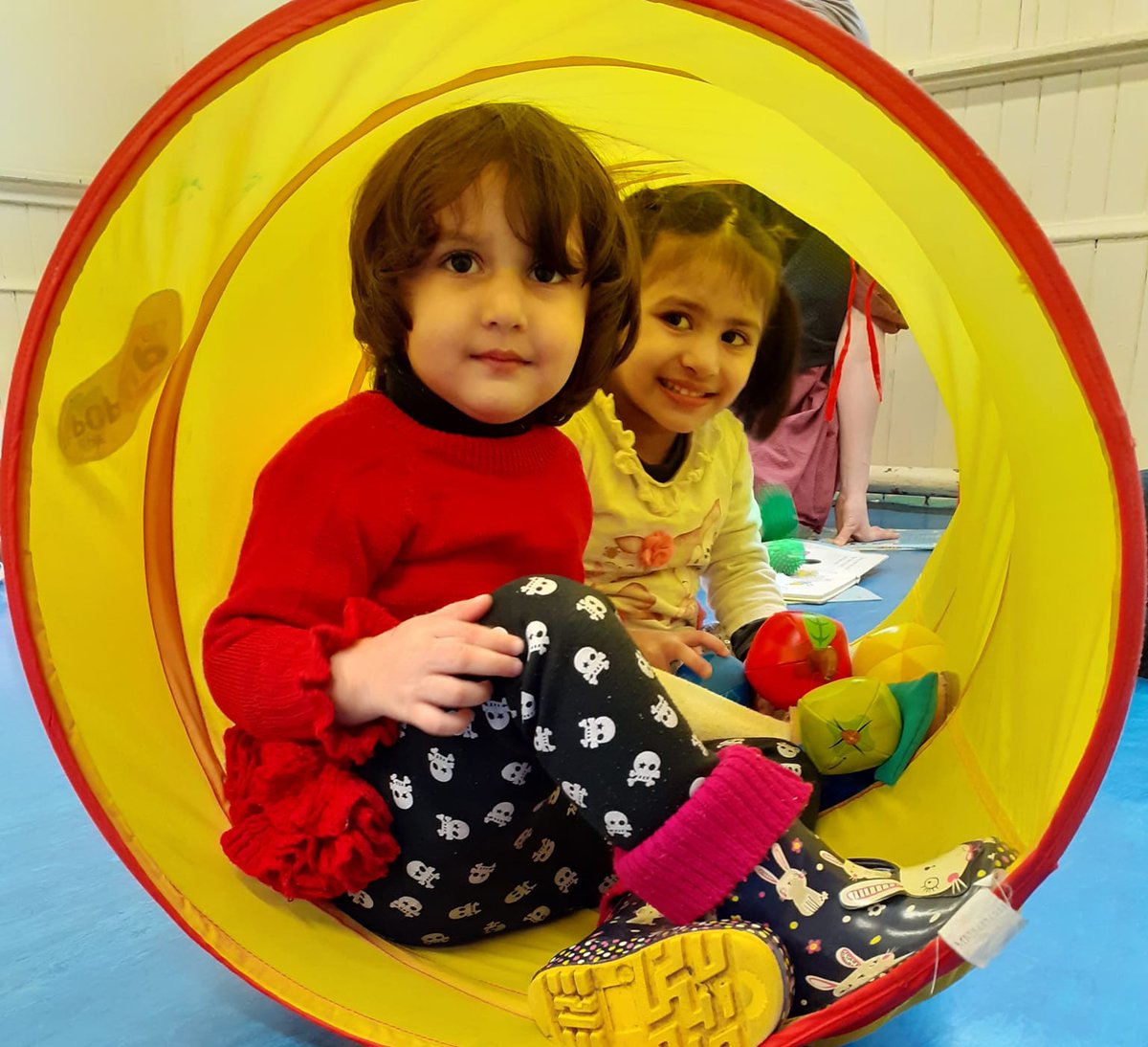 earlyyearsscot's tweet image. The children and families at our Stay Play &amp;amp; Learn at Govanhill in Glasgow have been problem solving with jigsaws, and  developing our physical skills using tunnels and taking part in action songs and games #playandlearning