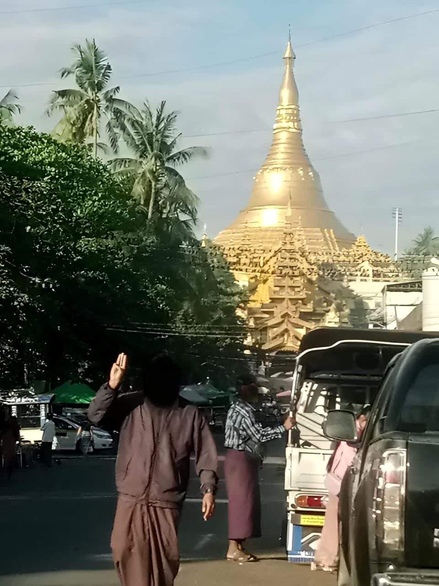 NantEiThandar's tweet photo. On February 1st, comrades from the All Burma Federation of Student Unions and the North Dagon Oppressed People's Strike Coalition united to stage an anti-military dictatorship movement across Yangon City.
#SpringRevolution_3rdAnniversary
#2024Feb5Coup
#WhatsHappeningInMyanmar https://t.co/yE2rGp7o0K