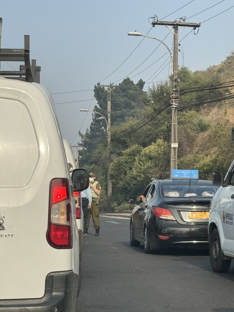 Fran_maka's tweet photo. Control en canal chacao, NO DEJAN PASAR COLECTIVOS (transporte público) ojo con eso @TTIValparaiso @Gobernacionvalp @Carabdechile https://t.co/F0UGEsQ41c