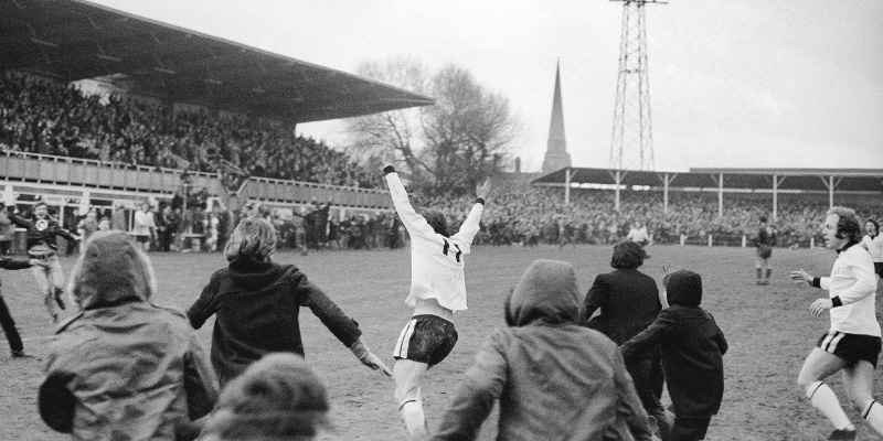 𝒯𝒽𝑒 𝟧𝓉𝒽 𝐹𝑒𝒷𝓇𝓊𝒶𝓇𝓎 𝟣𝟫𝟩𝟤 🗓️

It's been 52 years since 𝗧𝗛𝗔𝗧 Ronnie Radford goal at Edgar Street. 🤍🖤
#COYW | #OurCity | <a href="/EmiratesFACup/">Emirates FA Cup</a>