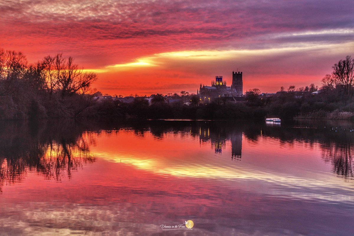 VeronicaJoPo's tweet image. February’s Winter Skies in The Fens! 
These are from this day last year in Ely, Cambridgeshire 🥰
🩵🤍🩷
#ayearago #TheFens #BigSkies #StormHour @StormHour
