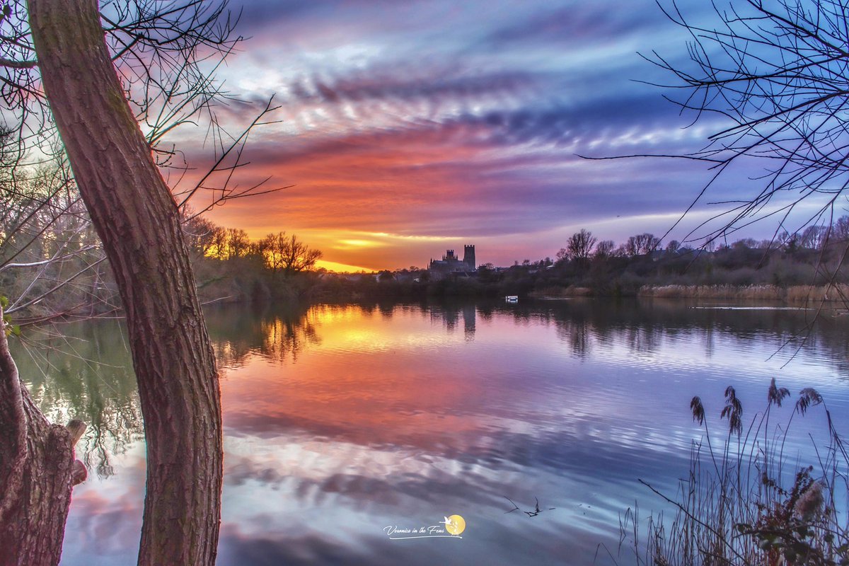 VeronicaJoPo's tweet image. February’s Winter Skies in The Fens! 
These are from this day last year in Ely, Cambridgeshire 🥰
🩵🤍🩷
#ayearago #TheFens #BigSkies #StormHour @StormHour