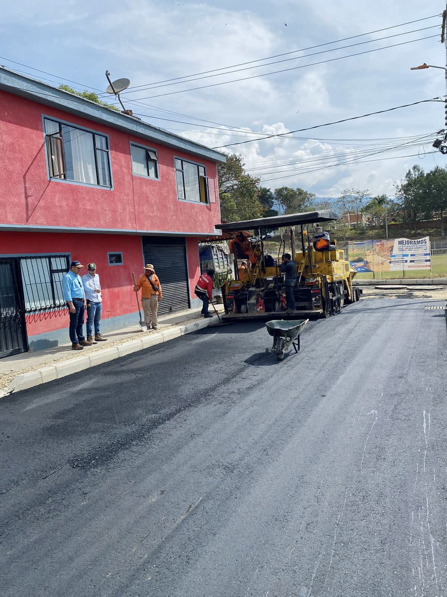 AlcaldiaChoachi's tweet photo. #ChoachíVamosPorMás ¡Planeacion y Obras Públicas! 👏🏼🛣️🚧

Así avanza el proyecto de PAVIMENTACIÓN DE VÍAS URBANAS 

📌Calle 1 sur, entre carreras 2 y 3 
📌Carrera 2, entre calles 1 y 3 sur

¡Continuaremos trabajando por el mejoramiento de la calidad de vida de los Chiguanos! https://t.co/7gbkfPm8v9