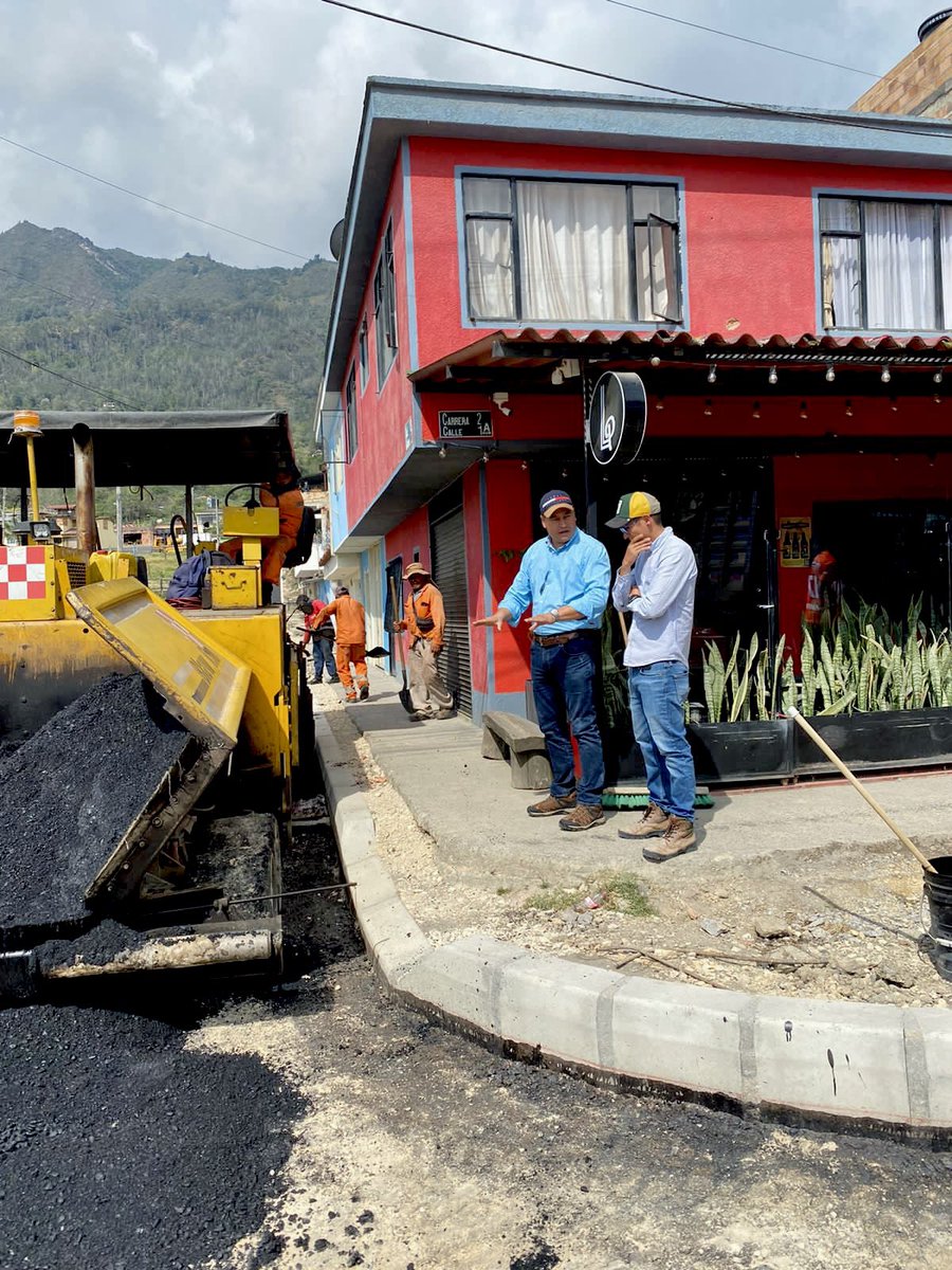 AlcaldiaChoachi's tweet photo. #ChoachíVamosPorMás ¡Planeacion y Obras Públicas! 👏🏼🛣️🚧

Así avanza el proyecto de PAVIMENTACIÓN DE VÍAS URBANAS 

📌Calle 1 sur, entre carreras 2 y 3 
📌Carrera 2, entre calles 1 y 3 sur

¡Continuaremos trabajando por el mejoramiento de la calidad de vida de los Chiguanos! https://t.co/7gbkfPm8v9