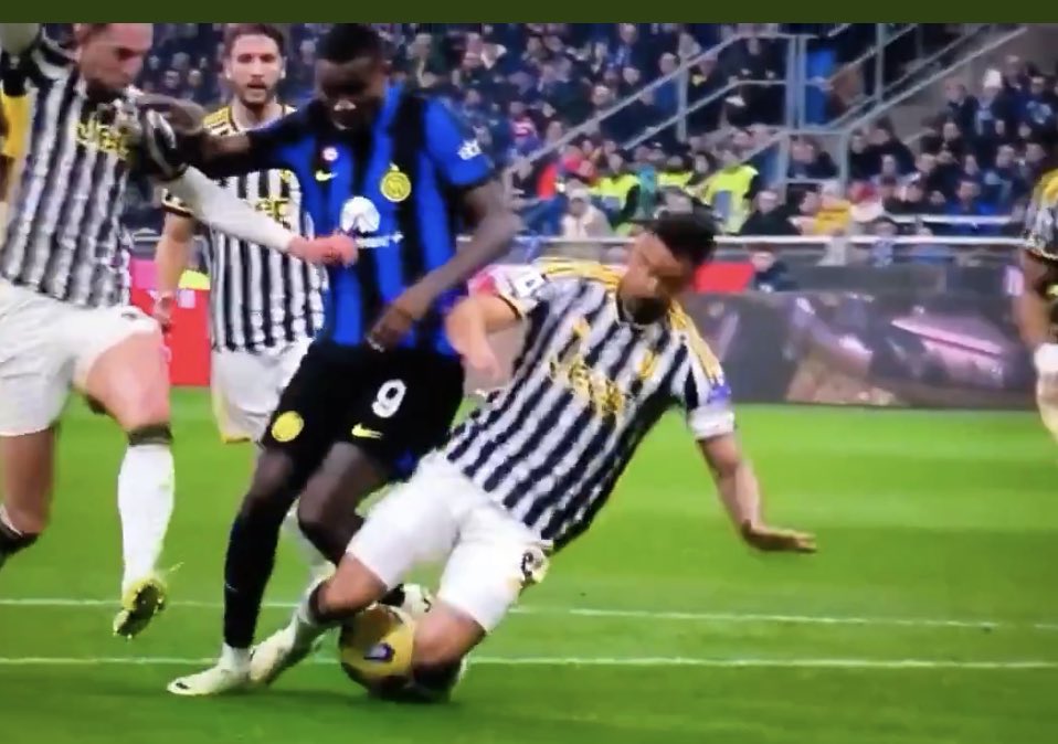 Qui il #Var era spento ? Chiedo … #InterJuve