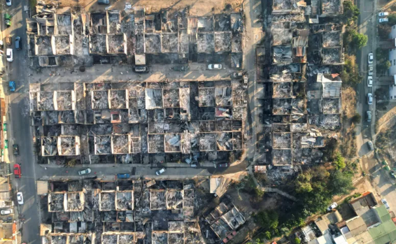 moonwatcher73's tweet photo. Las olas de calor azotan el planeta, ahora Chile es víctima de los incendios.. mis condolencias al pueblo vecino, fuerzas y conciencia para salir de esta pronto #Chile #Fuego #IncendioForestal #VinadelMar https://t.co/XjH8fHr4fs