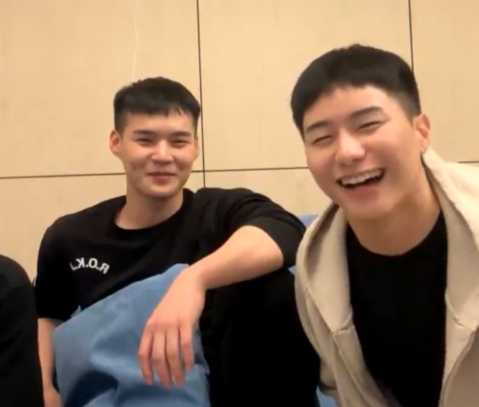 sejunskies's tweet photo. im so outdated idek if they’ve been discharged already or what LOLHDJS https://t.co/04OsQRgu36
