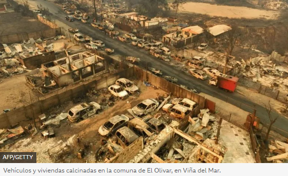 moonwatcher73's tweet photo. Las olas de calor azotan el planeta, ahora Chile es víctima de los incendios.. mis condolencias al pueblo vecino, fuerzas y conciencia para salir de esta pronto #Chile #Fuego #IncendioForestal #VinadelMar https://t.co/XjH8fHr4fs