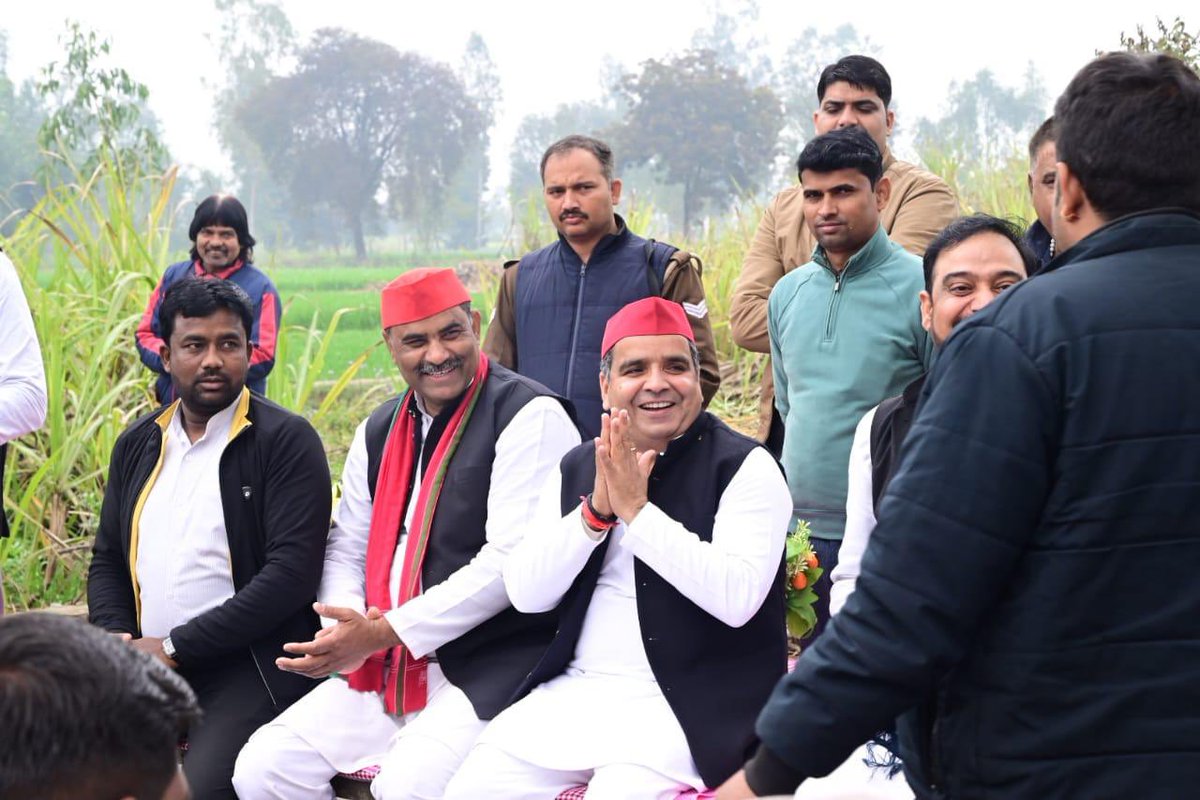 MPDharmendraYdv's tweet photo. प्यार , आशीर्वाद , अपनों के बीच ख़ुशी के पलों के साथ विधानसभा बदायूँ में जनसम्पर्क। https://t.co/SVkTCXB3VM