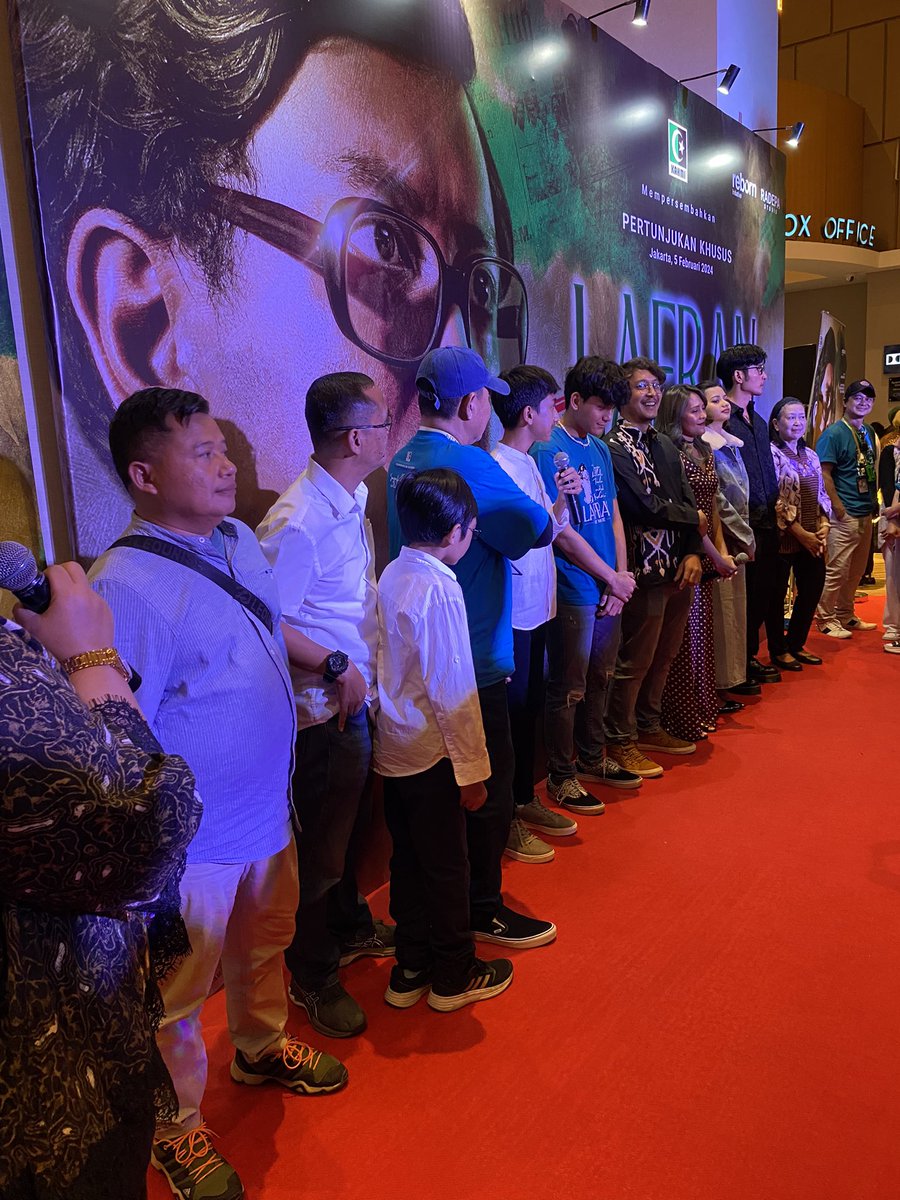 Sinemata_ID's tweet photo. Press conference #FilmLafran di tengah-tengah pertunjukan khusus yang dihadiri beberapa pemain seperti Dimas Anggara, Lala Karmela, Farandika, Nabil, Rangga Natra, Ratna Riantiarno, dan Adzwa. https://t.co/hVi9WPHFnt