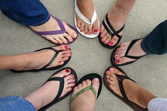 𝑷𝒆𝒐𝒑𝒍𝒆 𝒂𝒓𝒆 𝒃𝒖𝒔𝒚 𝒎𝒂𝒌𝒊𝒏𝒈 𝒎𝒐𝒏𝒆𝒚 𝒇𝒓𝒐𝒎 𝒋𝒖𝒔𝒕 𝒇𝒐𝒐𝒕 𝒑𝒊𝒄𝒕𝒖𝒓𝒆𝒔.
A New York Post report reveals that individuals can earn up to $45,000 (about 220 million Pakistani rupees) with just a few clicks of a camera, highlighting the common hidden desires