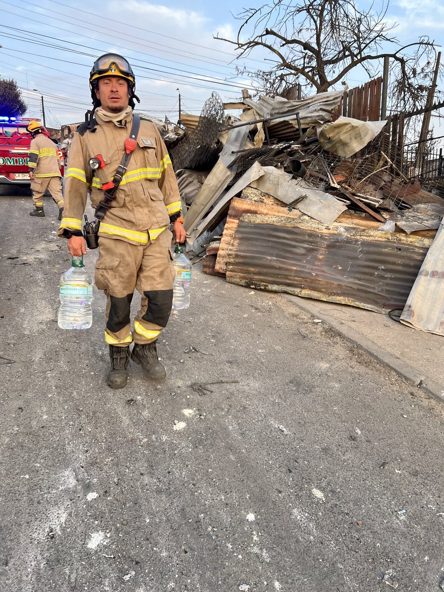Ayer concurrimos en apoyo a la comunidad afectada en sector El Olivar, distribuimos ayuda en zonas de difícil acceso que fueron devastadas por el incendio.