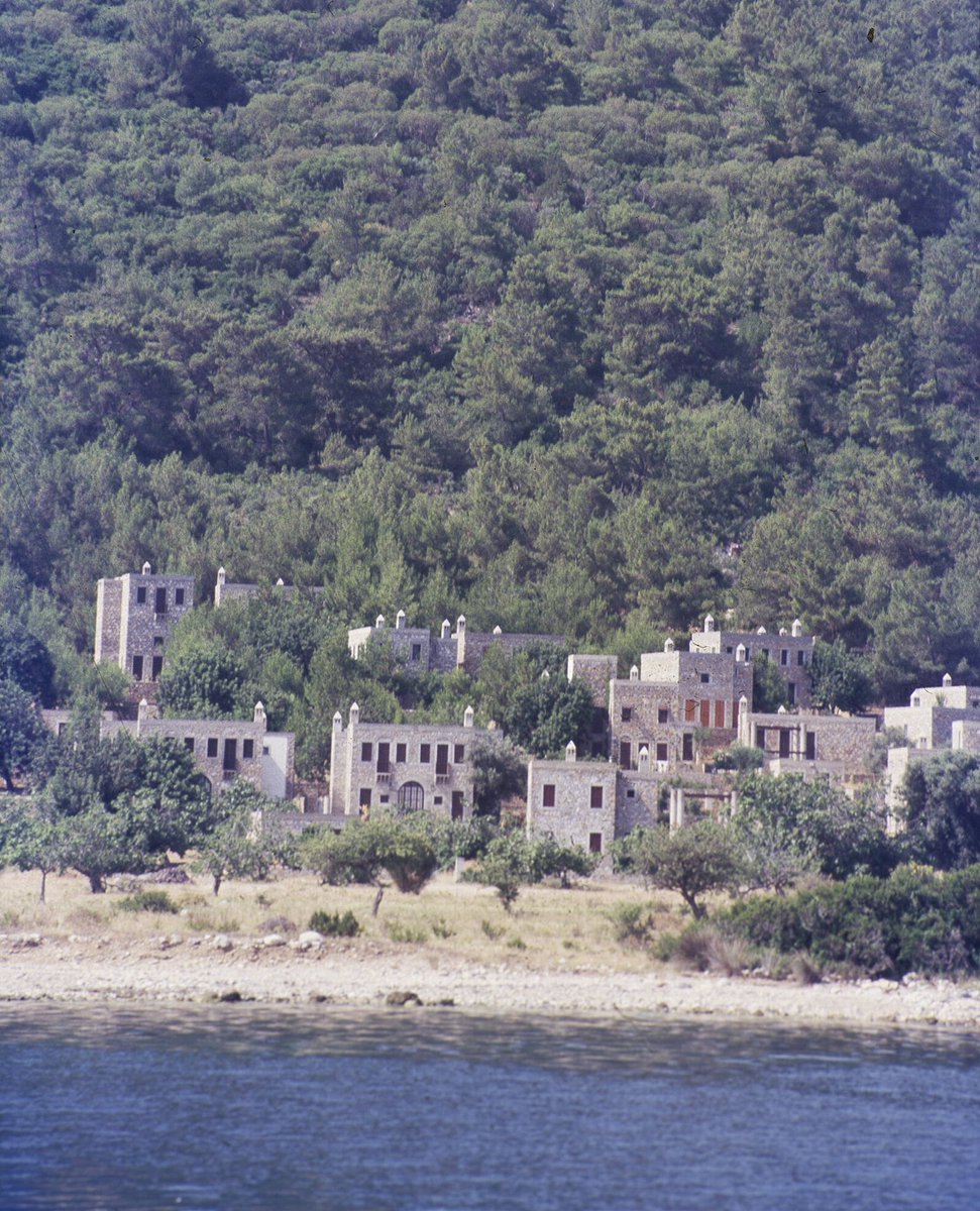 mimarkaanc's tweet photo. Cengiz Bektaş'ın 1990'larda çektiği fotoğraflarla Mimar Turgut Cansever'in Bodrum'daki Ağa Han Mimarlık Ödüllü 2 projesi; ağaçlar arasında kaybolan Demir Tatil Köyü ve Bodrum geleneksel mimarisinin yansıtıldığı Ertegün Evi. https://t.co/XpfEiOo3cT
