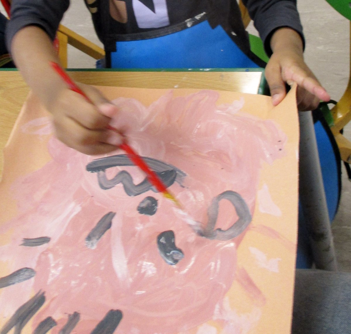 One of the children was keen to paint a picture of his dad.
"Daddy, ears, daddy's mouth, daddy's moustache, hair."
"Daddy, at work."
"Daddy fixes."
"Fixes cars."