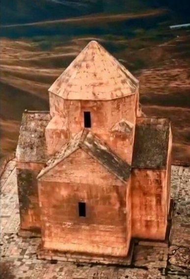 ALERTE 🇦🇲 Des images sur les RS azéris montrent que la croix sur le clocher de l'église de #Vankassar (VIIe siècle) a été enlevée. Le processus de destruction du patrimoine religieux #armenien d'#Artsakh s'accélère. Silence coupable de la France, de l'UE, de l'<a href="/UNESCO_fr/">UNESCO en français</a>...