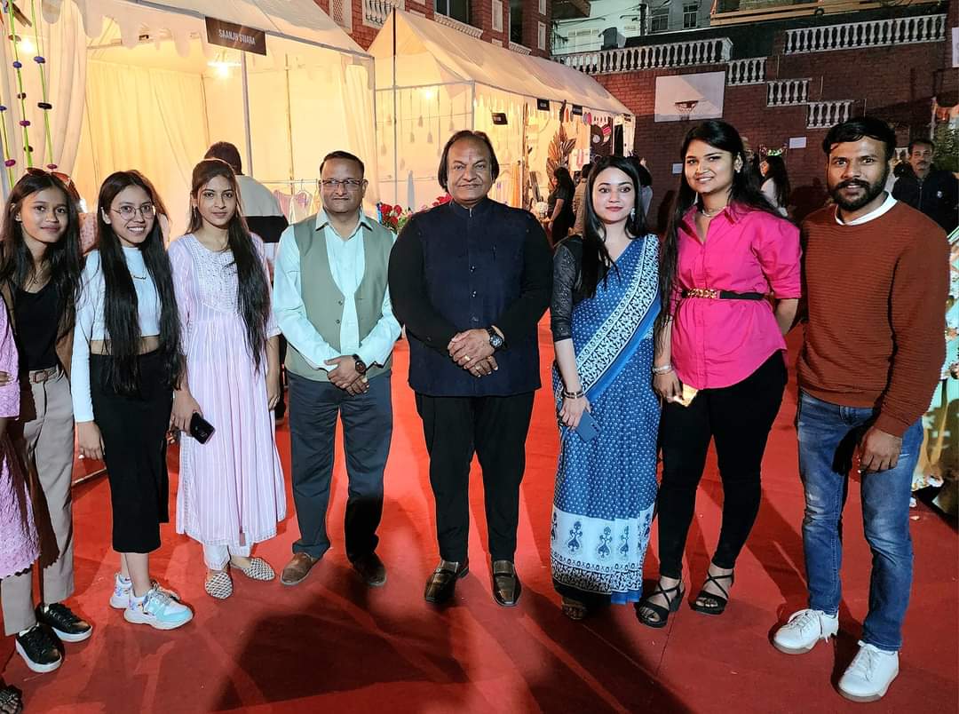 PawanGo80795197's tweet photo. Chief guest at Ellen Design Festival 2024, organised by fashion and interior designer students. Wonderful fashion show on Up-Cycling theme by the students showcasing the talent to convert best out of waste.
#ellencollegeofdesign #fashion #interior https://t.co/fClWfb9v1i