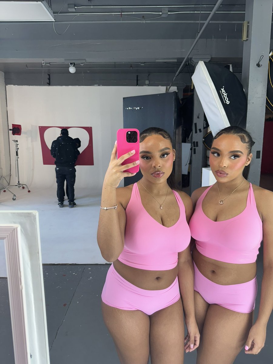 jenniseyy's tweet image. imagine being that girl but there’s two of you 🎀 #twins