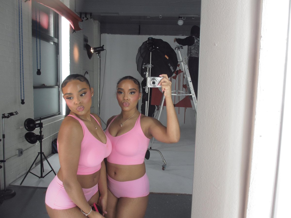 jenniseyy's tweet image. imagine being that girl but there’s two of you 🎀 #twins