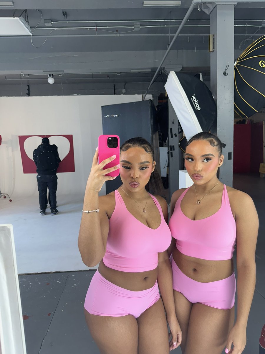 jenniseyy's tweet image. imagine being that girl but there’s two of you 🎀 #twins