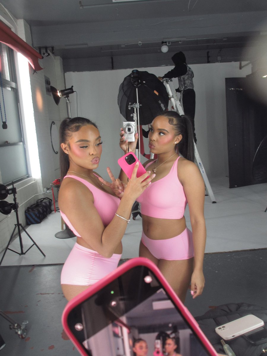 jenniseyy's tweet image. imagine being that girl but there’s two of you 🎀 #twins