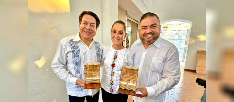 Diario_deColima's tweet image. Regidor #MemoToscano #entregó a @Claudiashein   #artesanía representativa de “#LaPetatera” de Villa de Álvarez

tinyurl.com/2ard77yk