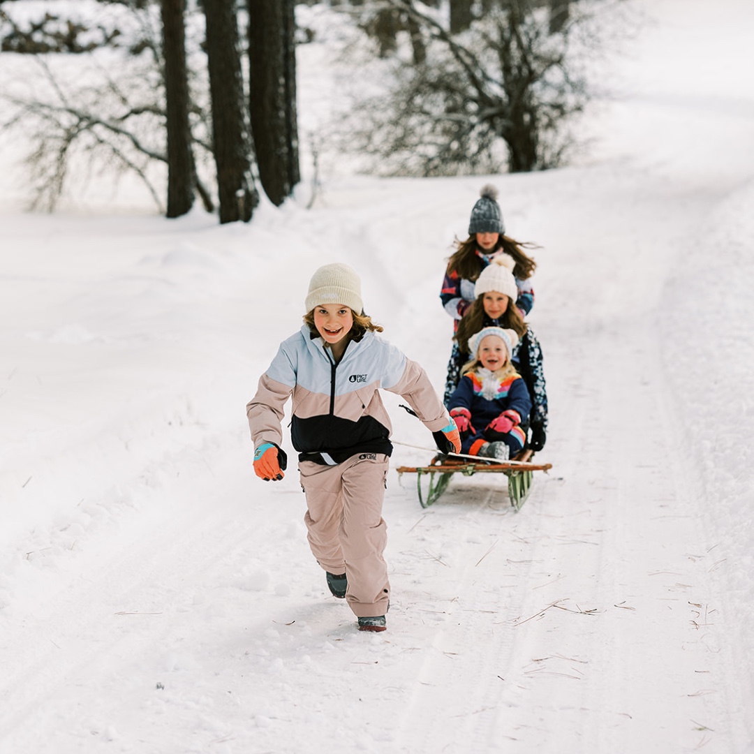 Make some snowy adventure memories at the House on Metolius this winter! ❄️🛷 To improve your odds of hitting the perfect snow day, we have a 3 nights for the price of 2 special. #WinterWonderland #FamilyGetaway ✨ Use code WINTERHYGGE for your cozy cabin retreat. 🏠❄️