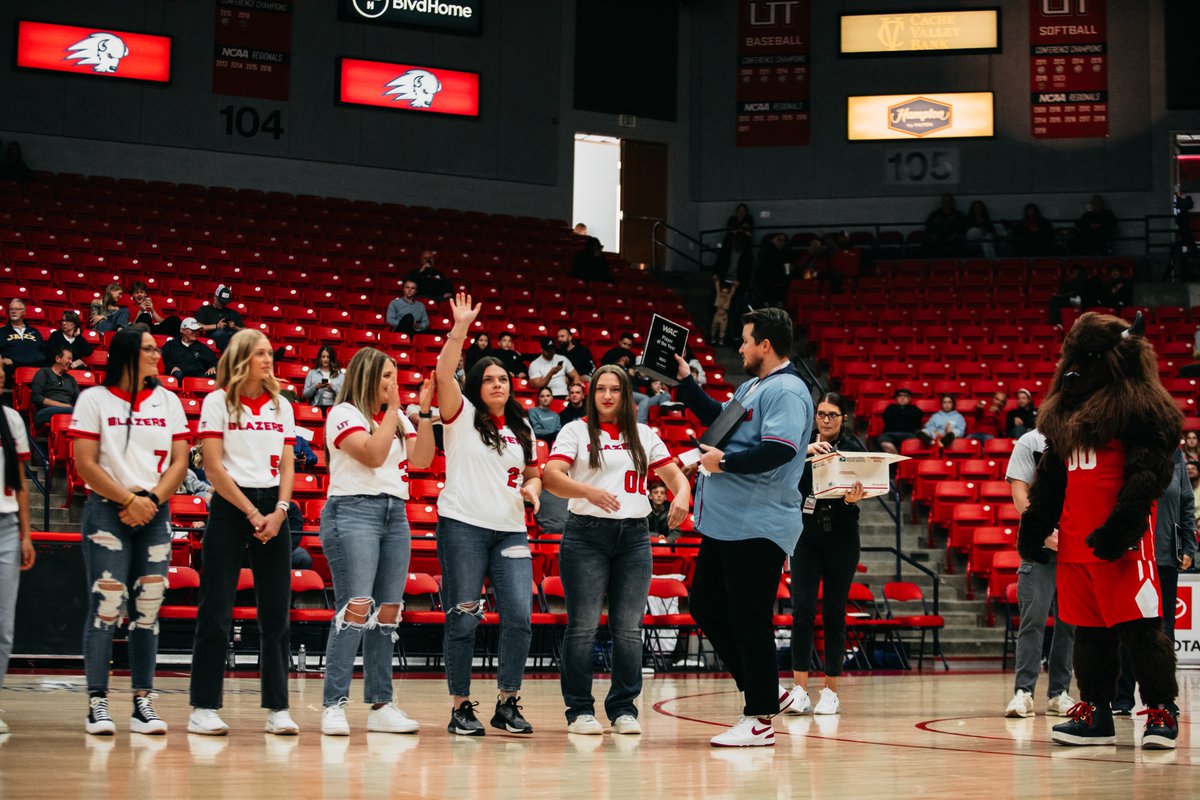 UtahTech_Sports's tweet photo. Legends in the house 🦬

Honoring the WAC regular season champs, pitcher of the year, player of the year and coach of the year at this weekends basketball game!  Congratulations @Utahtech_sb‼️ Can’t wait to see them back in action this season 🤩

#UtahTechBlazers | #WACsb https://t.co/ItDOe0AV4O