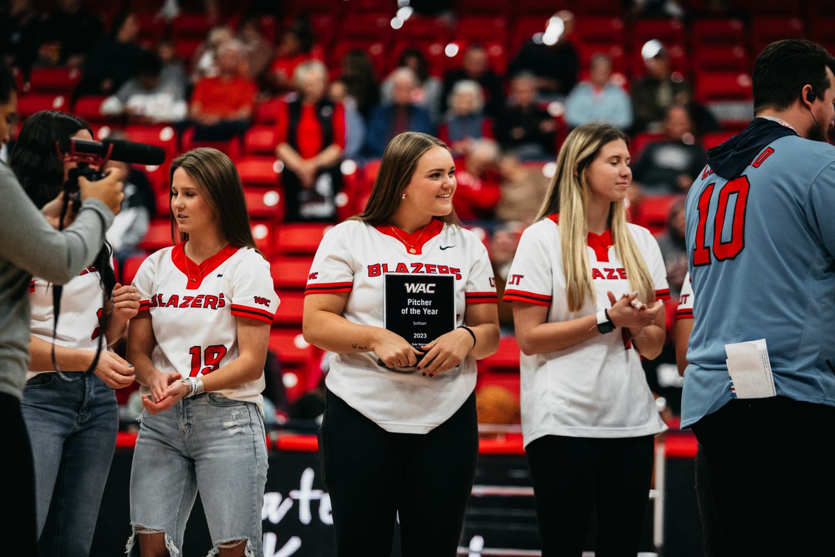 UtahTech_Sports's tweet photo. Legends in the house 🦬

Honoring the WAC regular season champs, pitcher of the year, player of the year and coach of the year at this weekends basketball game!  Congratulations @Utahtech_sb‼️ Can’t wait to see them back in action this season 🤩

#UtahTechBlazers | #WACsb https://t.co/ItDOe0AV4O