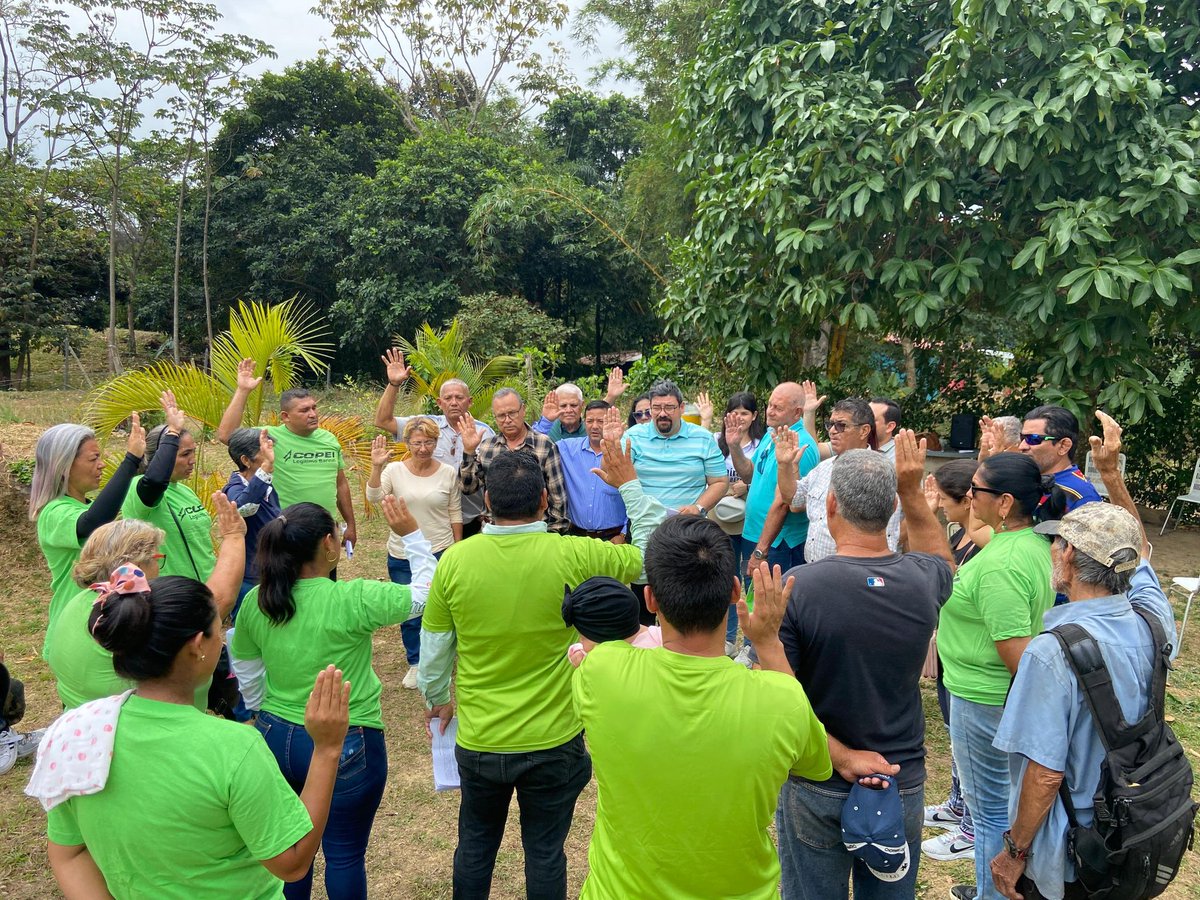 eligrivero's tweet photo. Juramentado, por el Presidente regional del partido, Dr. Fernando Monsalve, el nuevo Comité Municipal de Copei legítimo del municipio Bolívar del estado Barinas, también recibió de parte de Freddy Alvarado, Juan Monsalve y Elibeth Rivero jornada de formación política y valores https://t.co/R1bMFDzG7G