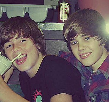 stopedrew's tweet photo. o chaz é definitivamente o melhor amigo do justin pra sempre!!!! 🤧🩷 https://t.co/dyQMK3i9ks