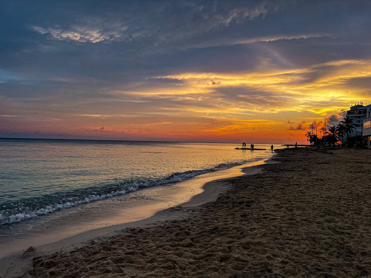 Qué tal este amanecer? 6:45 a.m. Por estos días amanece más tarde, pero con la belleza de siempre! 

Mi hermoso Macondo Paraíso. #muyqueridaymuydelhogaryquegracias