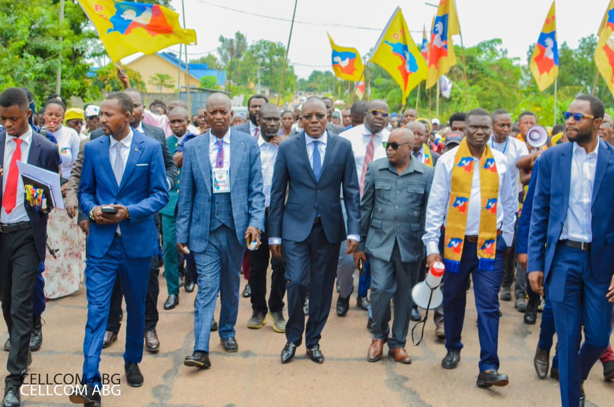 MissRehema1's tweet photo. #RDC #Kwango L’AM de l’Abg @jonathan_wata reste le politicien le plus aimé des Kwangolais par son charisme et son leadership. @jonathan_wata l’a démontre lors de la session extraordinaire de l’APK à Kenge. Accueilli en triomphe par les kengois, il volé la vedette de la cérémonie. https://t.co/prajaEMwfS