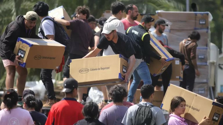 AlbertJulian13's tweet photo. 😤Oye parén la wea! TODA LA AYUDA QUE SE ESTÁ RECIBIENDO ES PRIMERO PARA LOS INMIGRANTES @jesuitaschile ustedes no son dueños de las donaciones PRIMERO LOS CHILENOS!!😠 HASTA PARA LAS TRAJEDIAS PRIMERO LOS NEGROS!! CHAO!! https://t.co/iAtoRYoXEQ