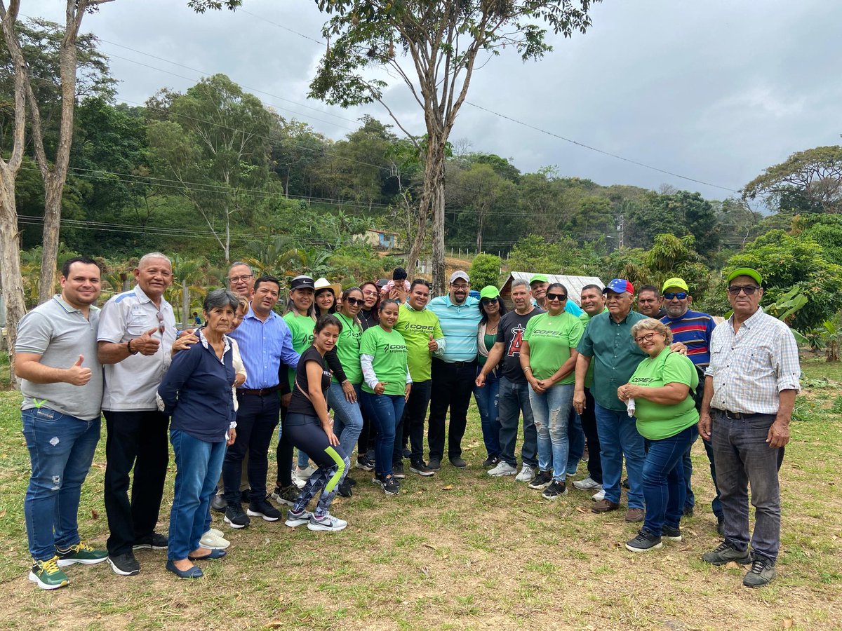 eligrivero's tweet photo. Juramentado, por el Presidente regional del partido, Dr. Fernando Monsalve, el nuevo Comité Municipal de Copei legítimo del municipio Bolívar del estado Barinas, también recibió de parte de Freddy Alvarado, Juan Monsalve y Elibeth Rivero jornada de formación política y valores https://t.co/R1bMFDzG7G