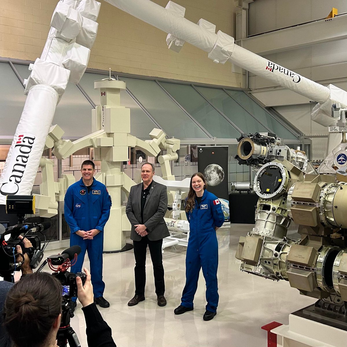 Spending some time with reporters today during a special media day at Canadian Space Agency. I’m joined by @Astro_Jenni and CSA experts to answer their questions about Artemis II and Canada’s role in lunar exploration.