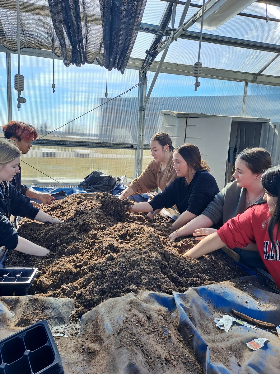 BULLETFFA's tweet photo. Mixing soil relieves stress #bulletpride https://t.co/joeY2H5Roq