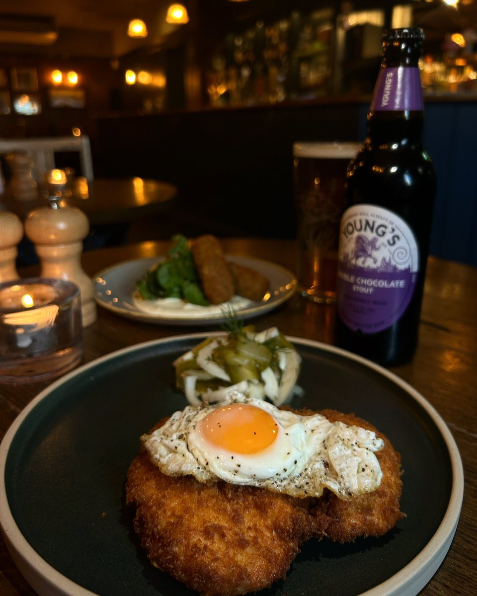 oldshiprichmond's tweet image. Now THAT is pub food at its finest 🤤🤤🤤
Beat the Monday blues and treat yourself to one of our brand new dishes. Todays favourite is the Shropshire chicken schnitzel served with a fried egg, pickled cucumber and fennel. Need we say more? 🍽️

#pub #pubfood #pubsofrichmond