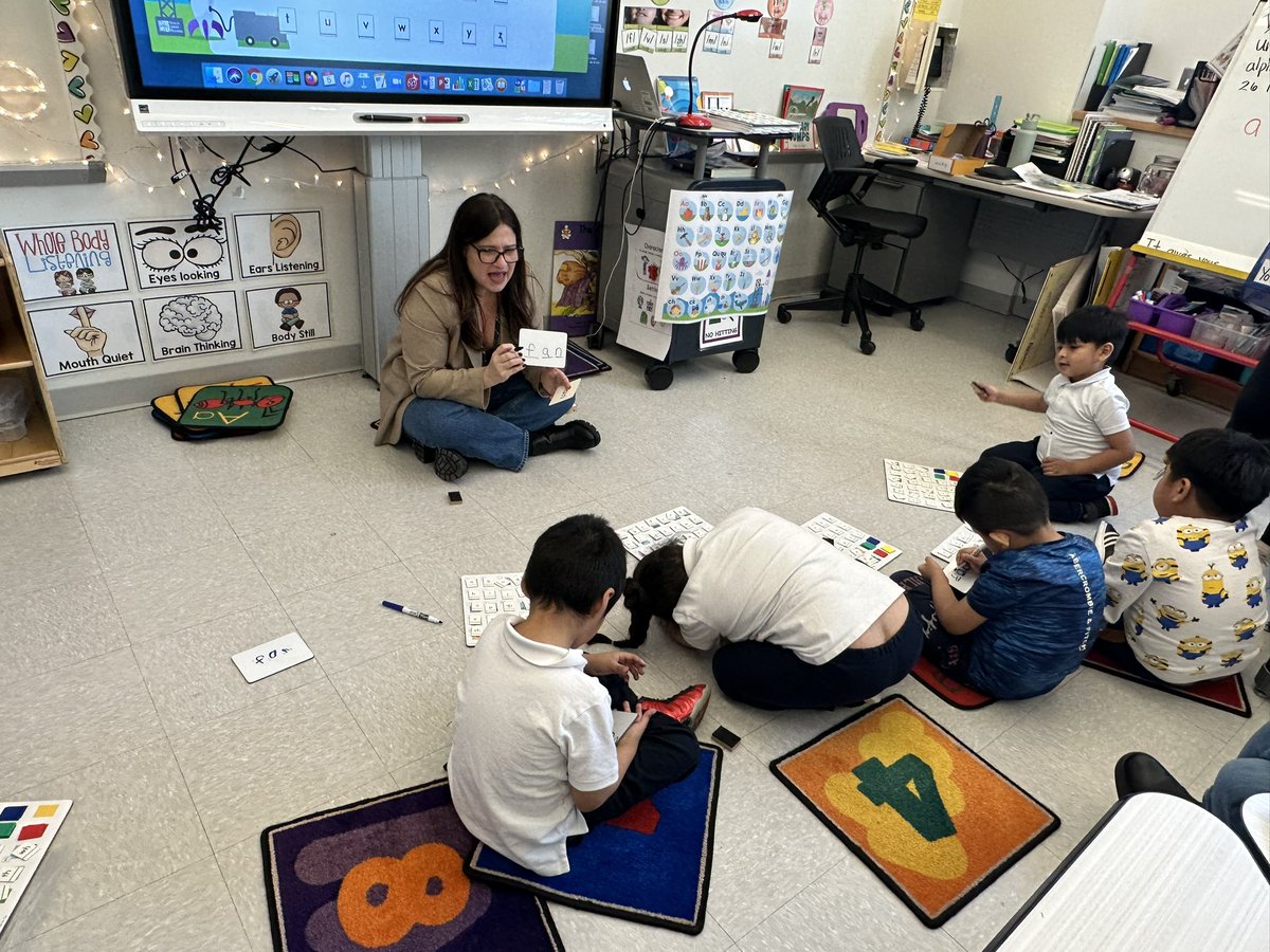 Look 👀 at our amazing kindergarten special education classes working on encoding words with different vowel sounds! @ReallyGreatRead 👏 @NYC_District24 @Mskatheriner @24Q019 #highexpectations #nycreads