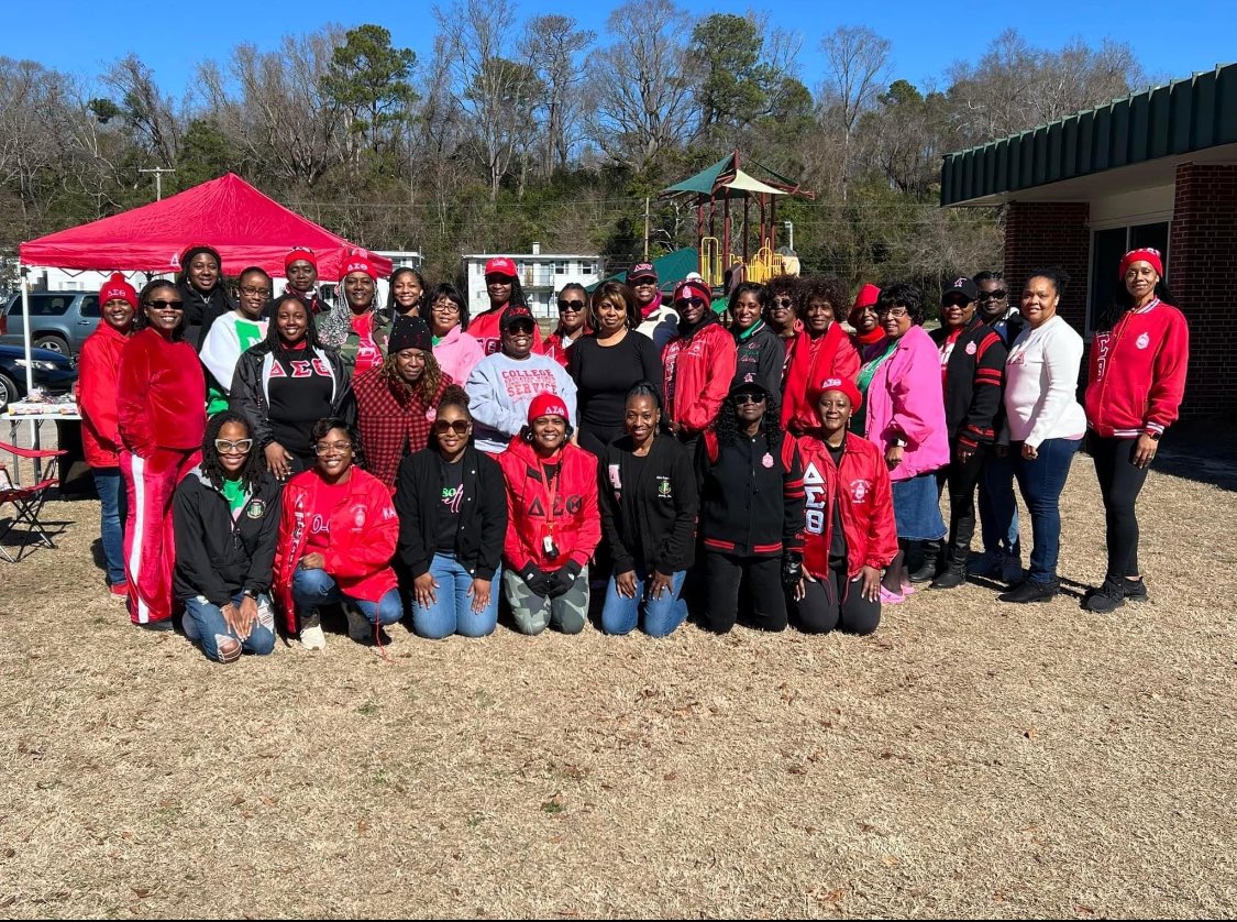 On 2/3/24, our chapter members were a helping hand and assisted in cleaning the grounds at Holloway Recreation Center. We were able to give plenty of baked goods away to our community! Thank you to everyone that supported! #KAC #SensationalSAR  #D9 #CharterDayCountdown