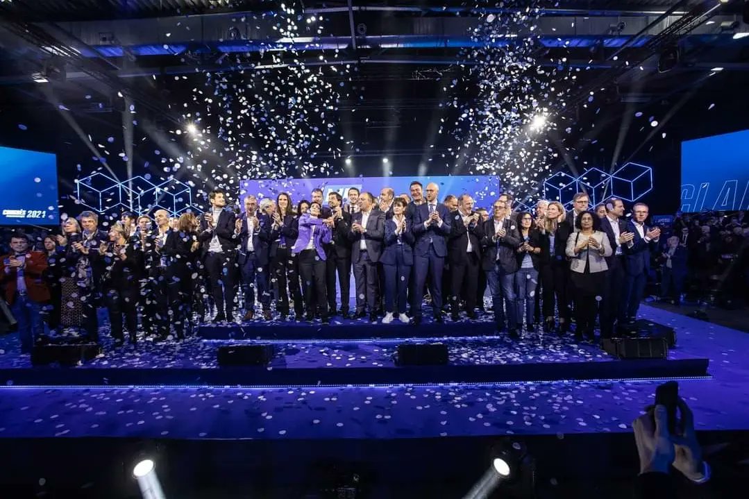 HHurdebise's tweet photo. Grand congrès programmatique du @MR_officiel pour lancer officiellement les élections 2024 ! 👊🏼
Notre parti est désormais en ordre de marche et plus motivé que jamais à relever les nombreux défis sociétaux. 💙
Nous sommes définitivement prêt pour remporter ces élections ! 💪🏻 https://t.co/24CPHG3LCw