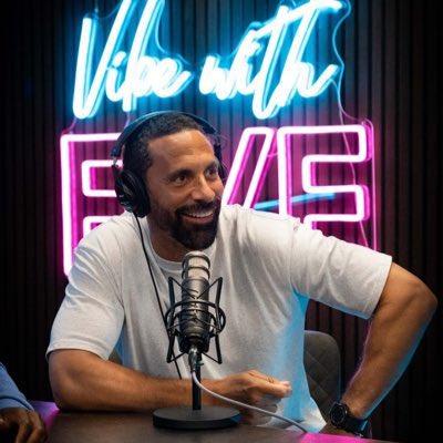 AnythingLFC_'s tweet photo. Rio Ferdinand on Arsenals: 

"I thought Arsenal won the league the way you man was celebrating! Your manager’s doing laps [of the stadium]! Your manager has done his 10,000 steps today with them laps round the ground after they won! What’s this about? Deluded. Deluded FC." https://t.co/TzfzJTyAO9