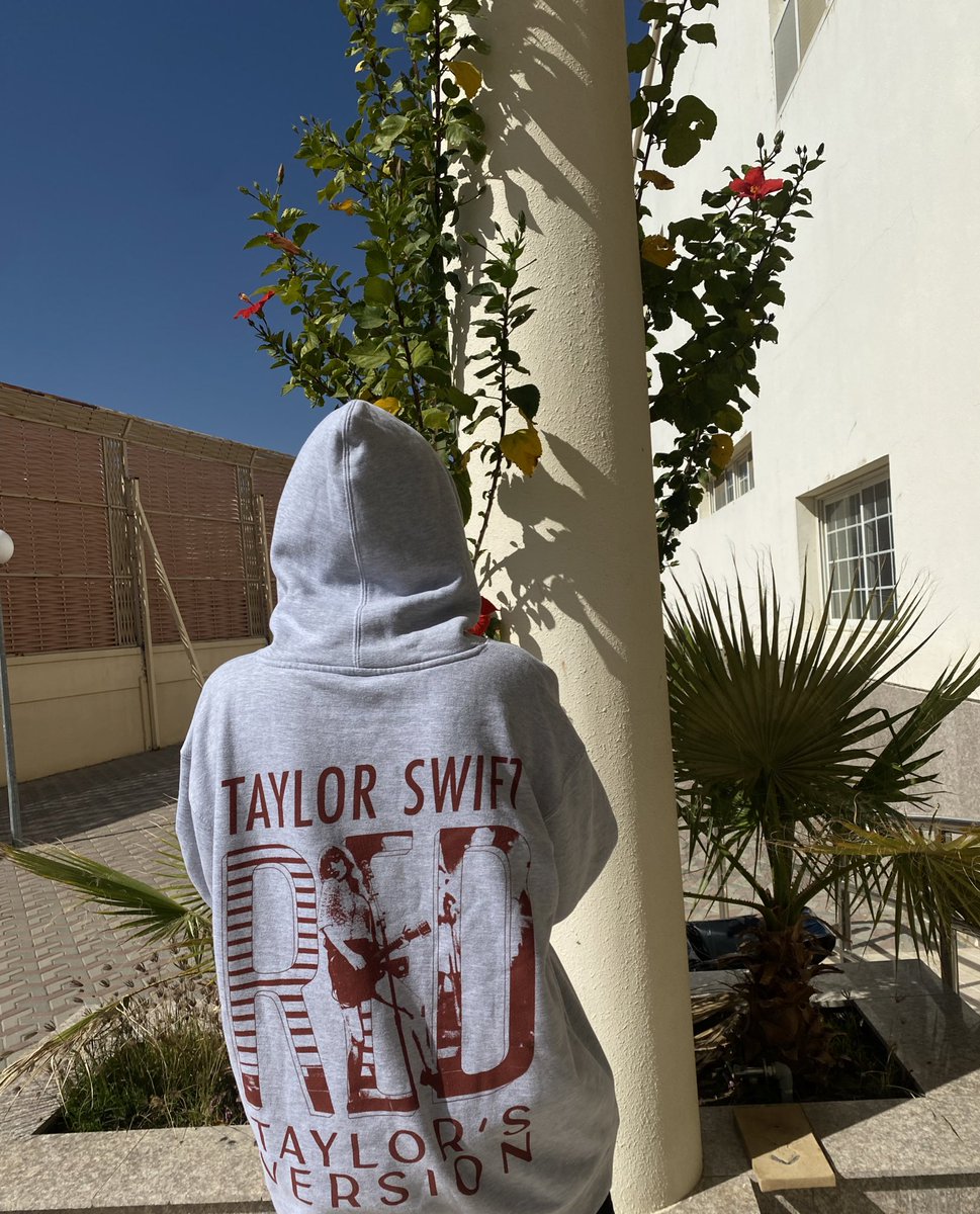 Roixvx's tweet image. Burning RED 
#TaylorSwiftRed