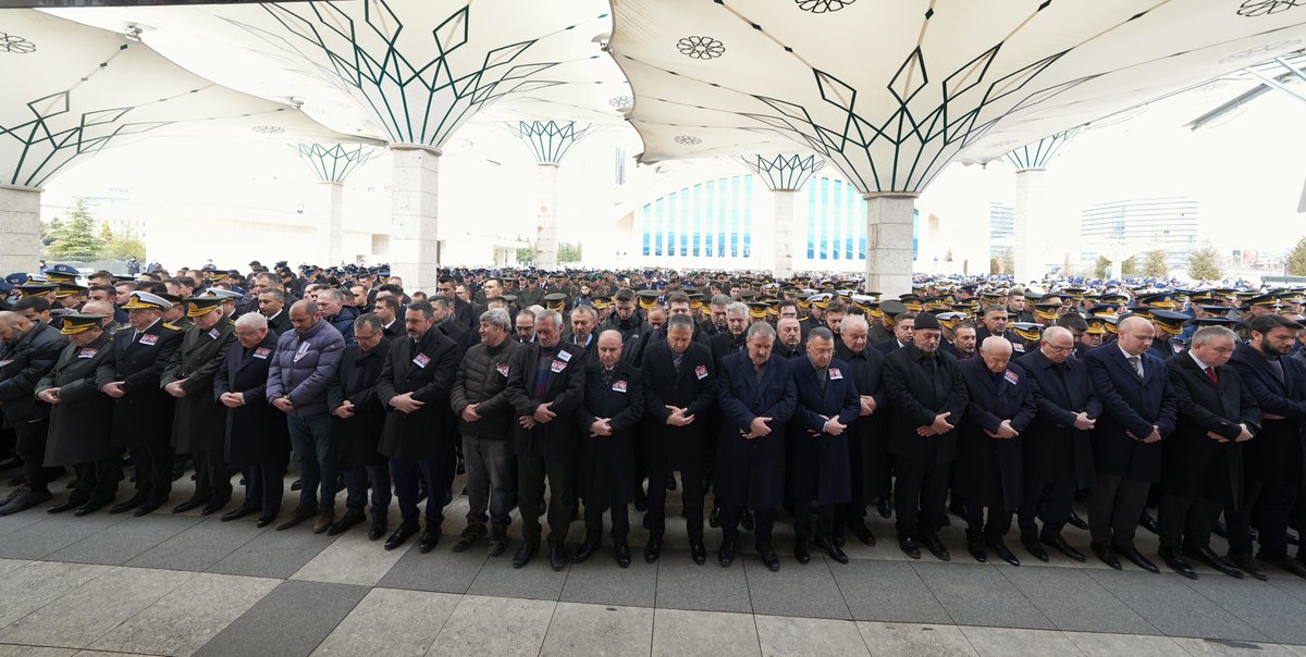 Gaziantep’teki helikopter kazasında şehit olan Pilot Emniyet Amiri Cemil Gülen ve Pilot Em. Alb. (Söz.) Levent Öztürk’ü son yolculuğuna uğurladık🇹🇷

Kahraman Şehitlerimize Allah’tan rahmet, kederli ailelerine, yakınlarına, Milletimize ve Emniyet Teşkilatımıza başsağlığı