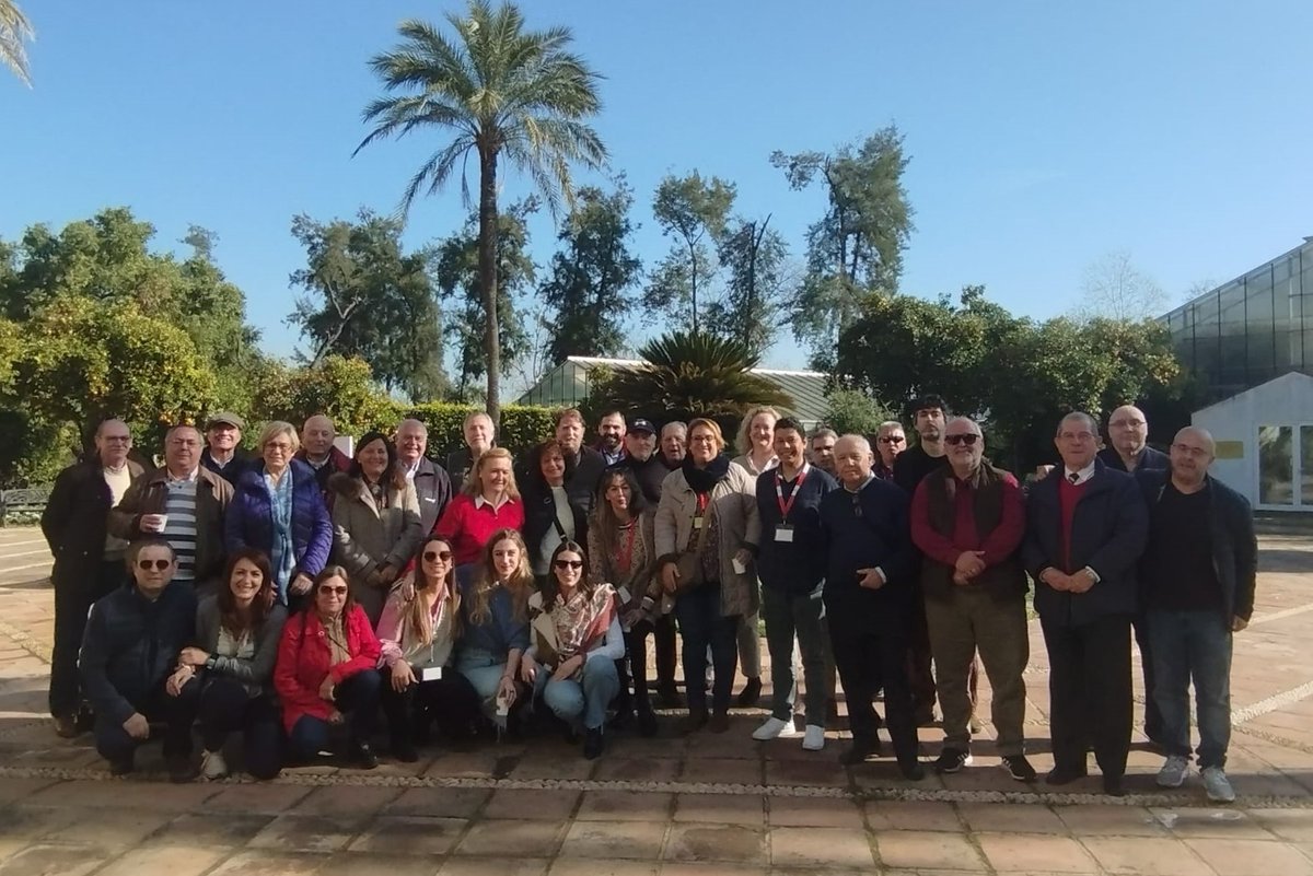CruzRojaCordoba's tweet photo. Bonita mañana, bonito escenario (@BOTANICORD)... y mejor compañía😊. 
Nuestro equipo de atención a #personasmayores organizando las actividades del año. 
Todas ellas con un objetivo fundamental: seguir luchando contra la #soledadnodeseada.
#CruzRoja #voluntariado https://t.co/lYQYc5Q8NX