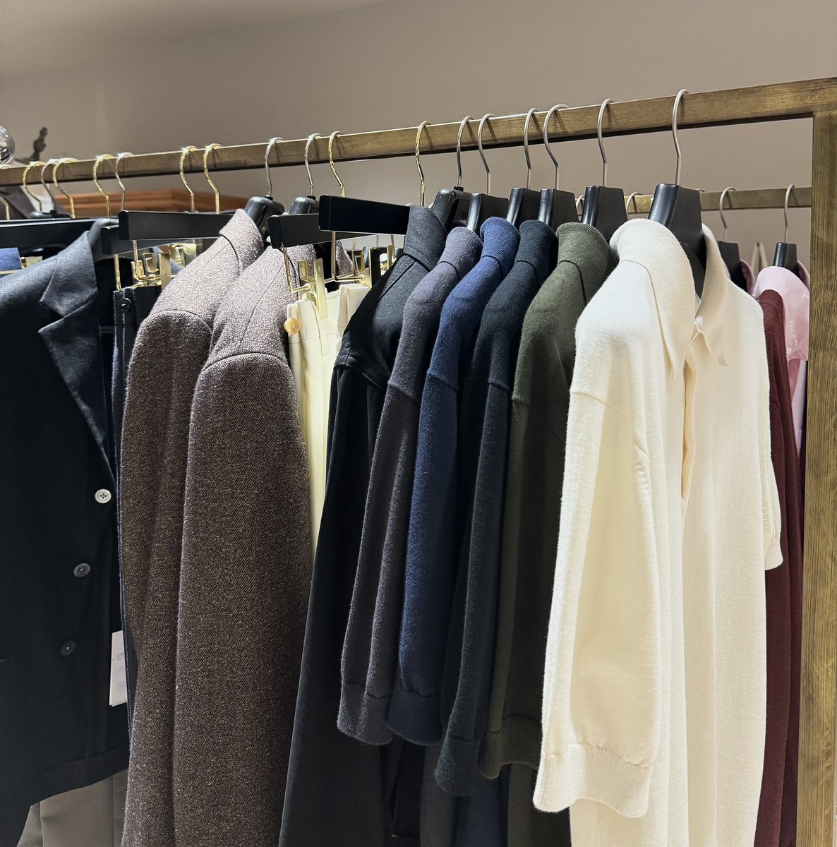 proudsitaaa's tweet photo. มีใครหาของขวัญผู้ชายแล้วเบื่อ zara h&amp;m uniqlo wardrobe ministry 🧵🪡ทำเสื้อผ้าผู้ชายดีมาก ส่วนใหญ่เน้นเรียบหรูแต่ดูมีอะไร old money เบาๆโดนตกเพราะเข้าไปอ่านในไอจีเค้าใส่ใจดีเทลเล็กๆ ทรงเสื้อยืดยังใส่ดีเทลไม่ได้ไปที่ร้านก็ตัดสินใจได้ เสื้อยืดเริ่มต้น 690 ห่อของขวัญได้ด้วย https://t.co/UrhyGQPWCp