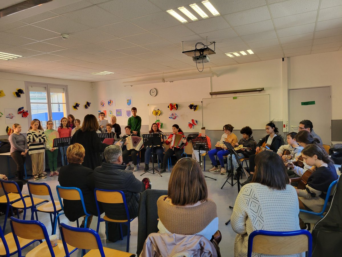 SebOlharan's tweet photo. Le Conservatoire départemental de musique @AlpesMaritimes intervient désormais pour proposer des cours de musique au sein même du Collège Les Merveilles Jean-Baptiste Rusca de #Tende. https://t.co/2zscPipHJZ