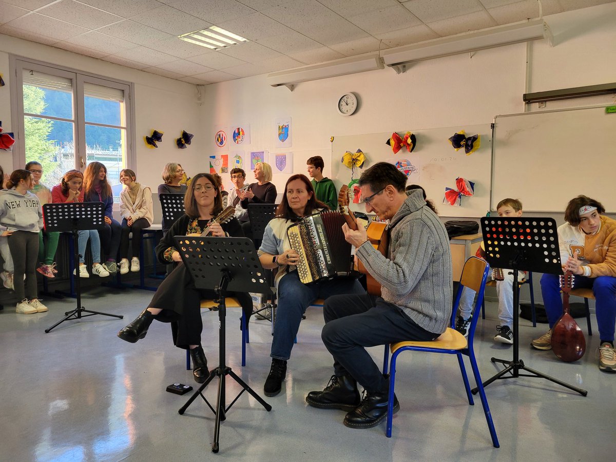 SebOlharan's tweet photo. Le Conservatoire départemental de musique @AlpesMaritimes intervient désormais pour proposer des cours de musique au sein même du Collège Les Merveilles Jean-Baptiste Rusca de #Tende. https://t.co/2zscPipHJZ