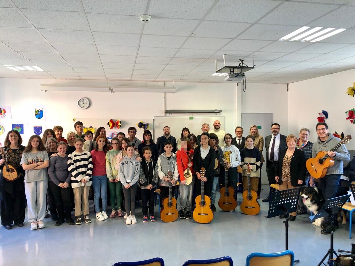 SebOlharan's tweet photo. C'était un plaisir de lancer, avec la dynamique Principale Pascale Pillant, ce nouveau partenariat qui va permettre aux enfants d'apprendre à jouer différents instruments avec du matériel mis à disposition et des professeurs de grande qualité. https://t.co/w9r4hoQ0kc