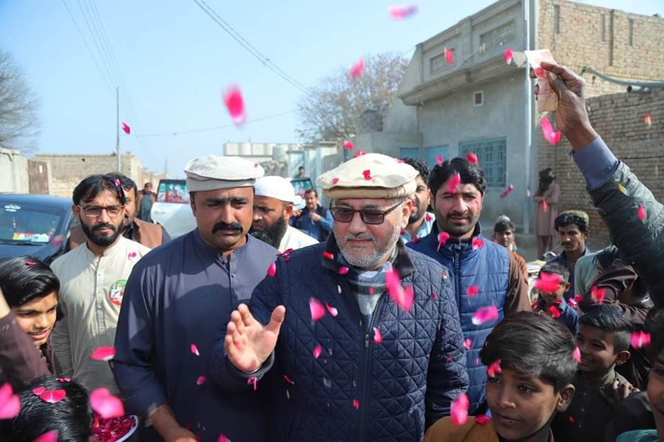 PTISPOfficial's tweet photo. امیدوار پاکستان تحریک انصاف #PP228 کیپٹن عزت جاوید خان,سابق ایم پی اے عامر اقبال شاہ، اور ضلعی صدر میاں شفیق آرائیں کی چک نمبر 359  اور چک نمبر 361 میں مختلف پروگراموں میں شرکت، علی گجر اور ڈاکٹر سفیان کی جانب سے منعقدہ سیاسی پروگراموں میں شمولیت ۔
#ووٹ_ڈالو_خان_نکالو https://t.co/BWTB1XMGwA